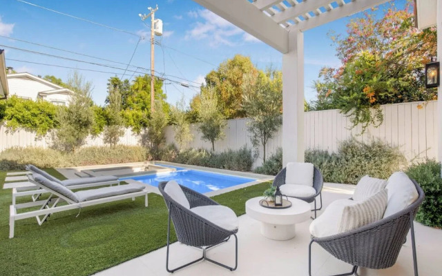 Villa Camellia - Charming 5 BR Home in the Heart of Studio City