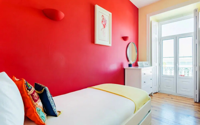 Bright & Beautiful Top Floor Graça Flat