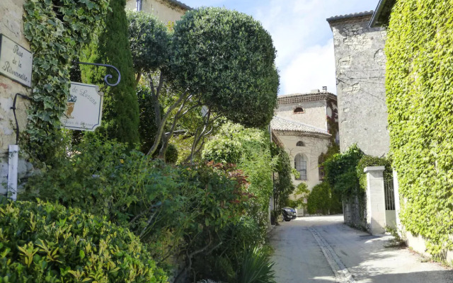 Charming Stone House With Terrace and Garden, Lussan