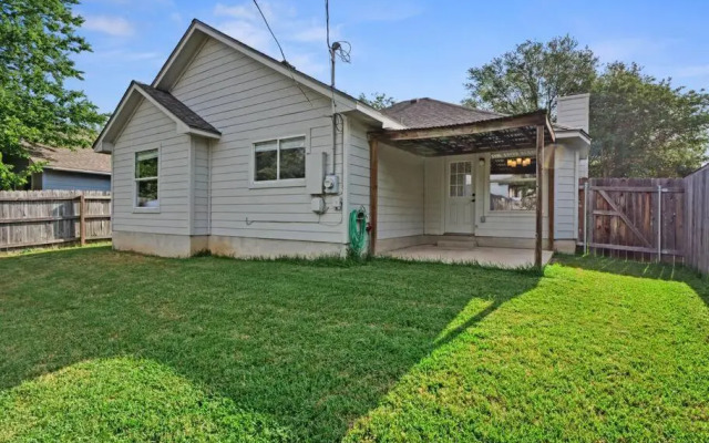 Cozy Getaway, Minutes from Austin!