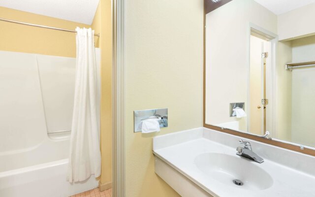 Days Inn and Suites Kalamazoo