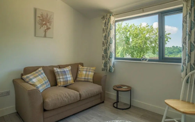 Modern Apartment in the Cotswolds Sleeps 6