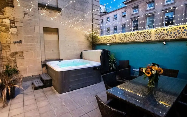 Dream Stays Bath - Trim Street Townhouse with Hot tub