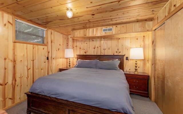 All About The Lake 4 Bedroom Home by NW Comfy Cabins by RedAwning