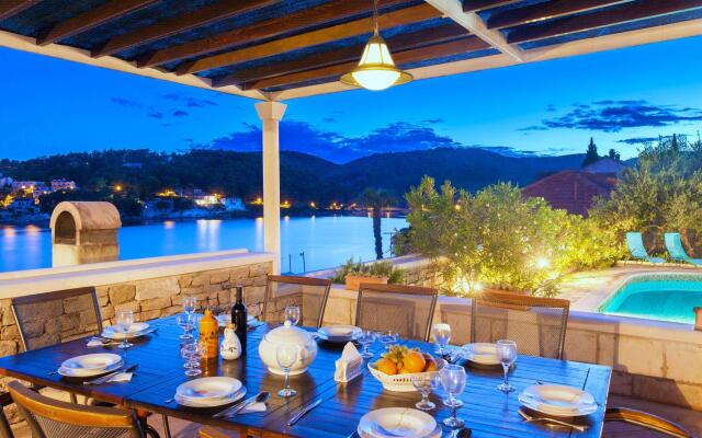 Beautiful Villa With Private Swimming Pool at Selca