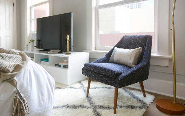 Chic Gaslamp Quarter Suites by Sonder