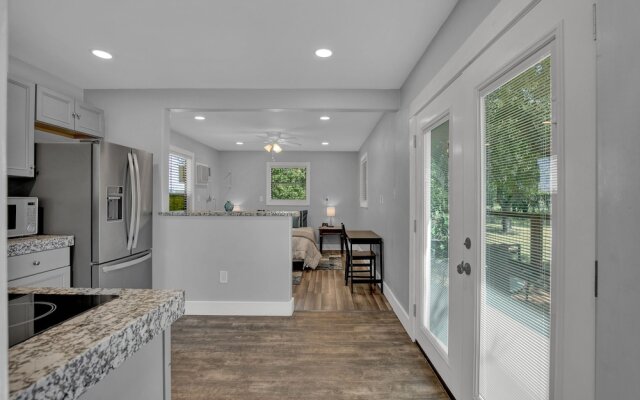 Stunning Home With Hot Tub Sauna and Grill!