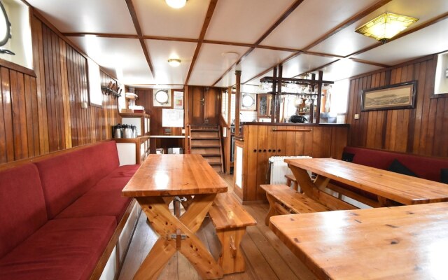 Lovely Boat in Rotterdam With Private Terrace