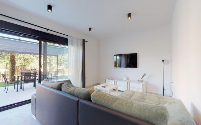 2 Bed House - Sleeps 4 - Hottub - Garden - Parking