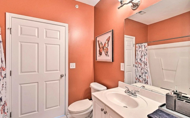 Elegant Fayetteville Condo: 8 Mi to Downtown!