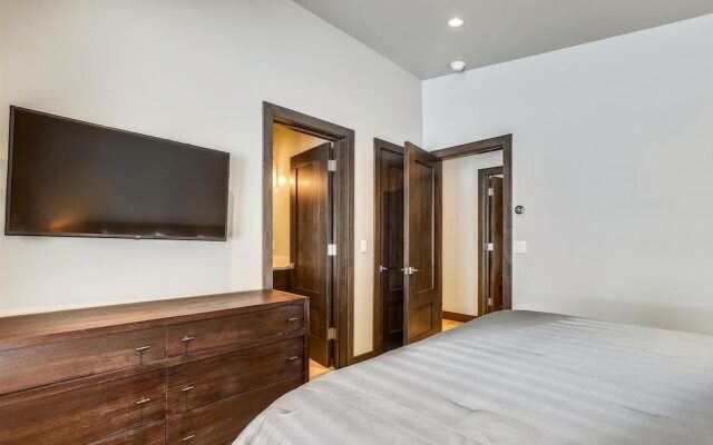 Five Peaks Townhouse with Garage and Hot Tub by RedAwning