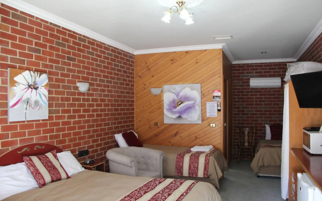 The Elms Motor Inn