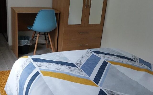 Immaculate 12-bed House Good Amenities in Wigan