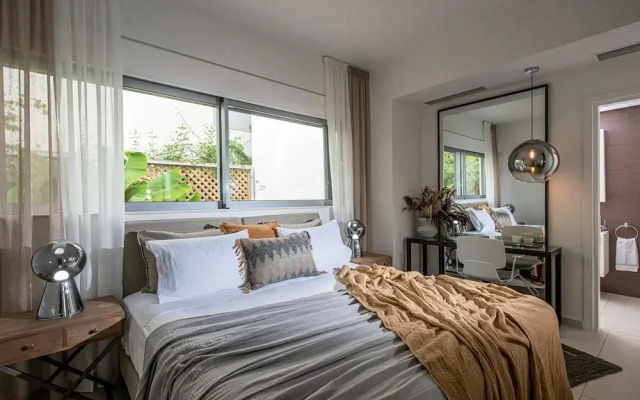Lady Sea 6 Bedroom Villa with Heated Pool & Private Beach Access