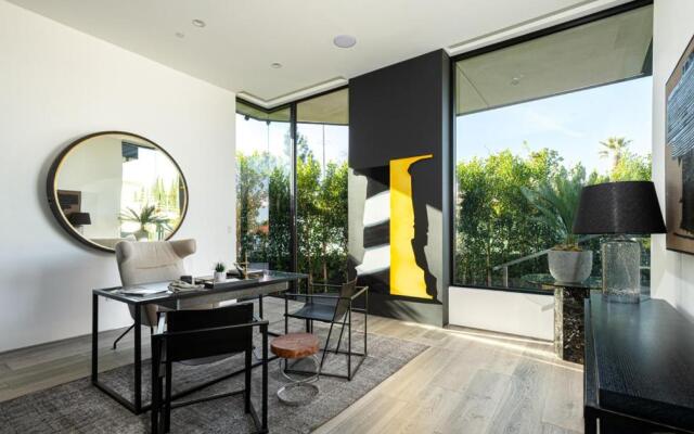 Sophisticated Modern Retreat in Bel Air