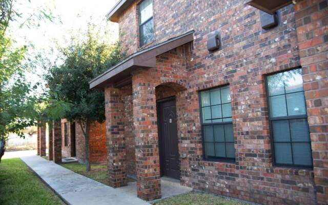 Modern 2 bed 2-bath Next to University Utrgv