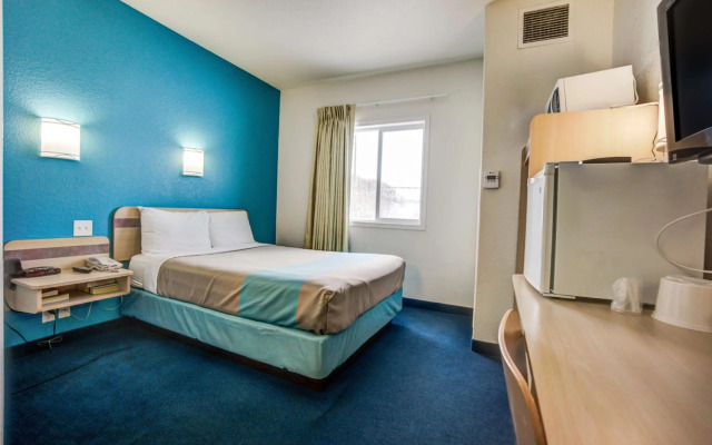 Motel 6 Red Deer, AB