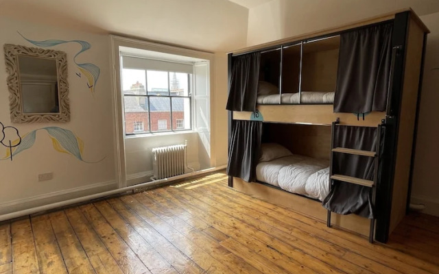 Leevin Hostel George