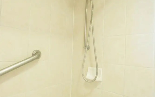 Waikiki Banyan - Pool View Tower 1 Suite 707