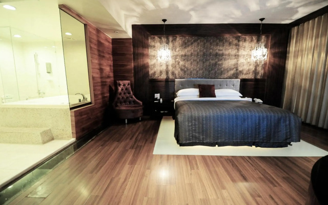 The Riverside Hotel & Motel