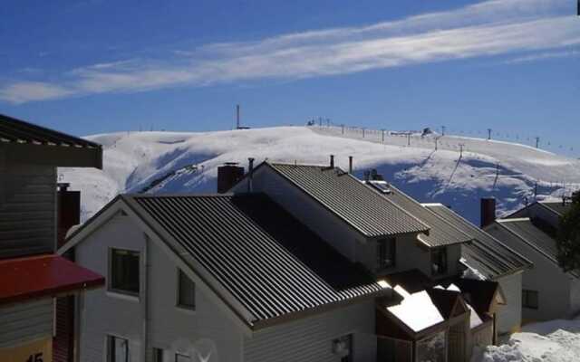 Hotham 3 Bedroom Apt - 24 Lawlers