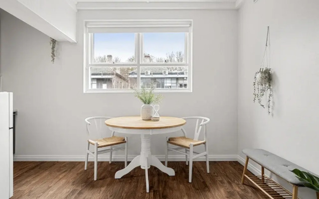 Charming 1-bed With Fireplace by the Beach