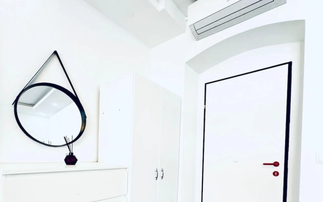Spacious 7BR Apartment Prime Location