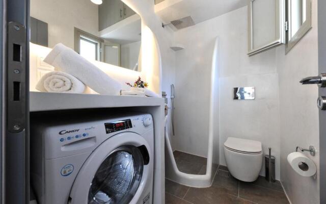 Droufakos’ home, Lux seafront apartment w. View