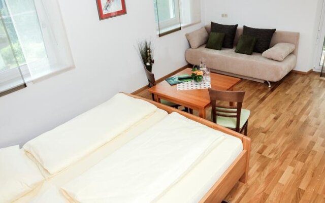 Zirngast Weingut-Buschenschank-Gästezimmer