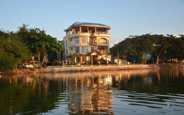 Mandalay Kandawgyi Inn