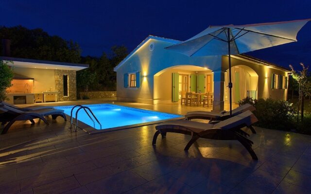 Alluring Villa in Kras With a Swimming Pool