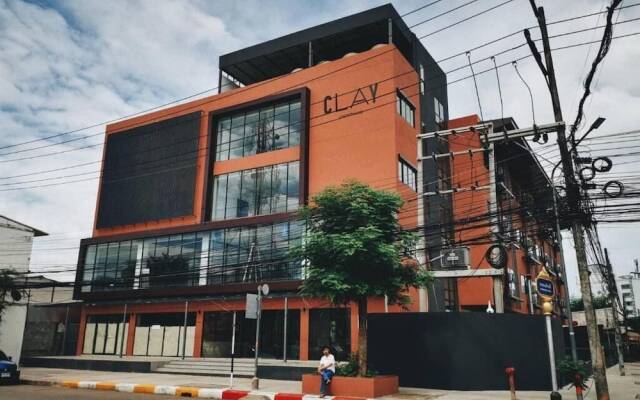 Clay Udonthani