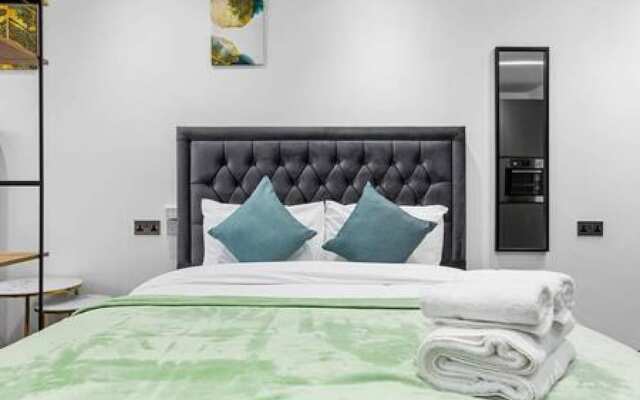 Modern Spacious Suite Sleeps 4 in Central London