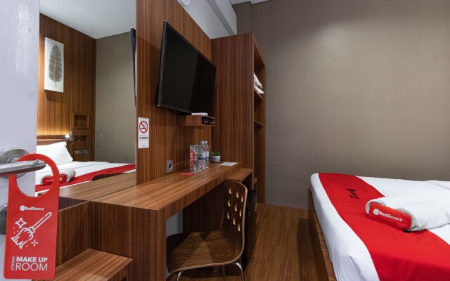 RedDoorz Premium near Centre Point Mall Medan