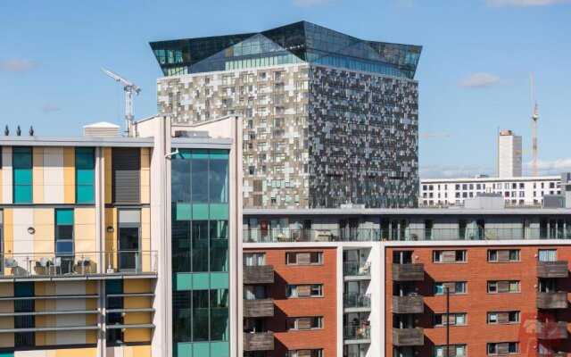 Birmingham City Penthouse - Free Parking & Balcony
