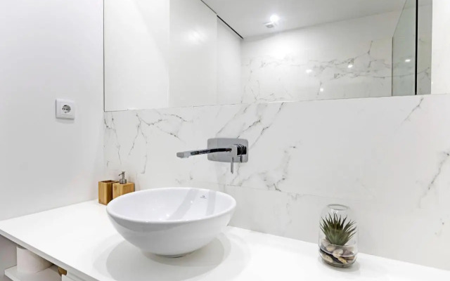 Stylish Flat W/ Gym & Parking by LovelyStay