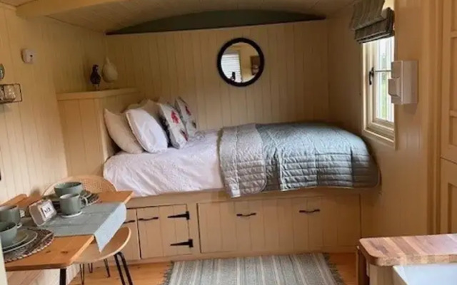 Shepherdshut-cotswolds-petfriendly-woodburner