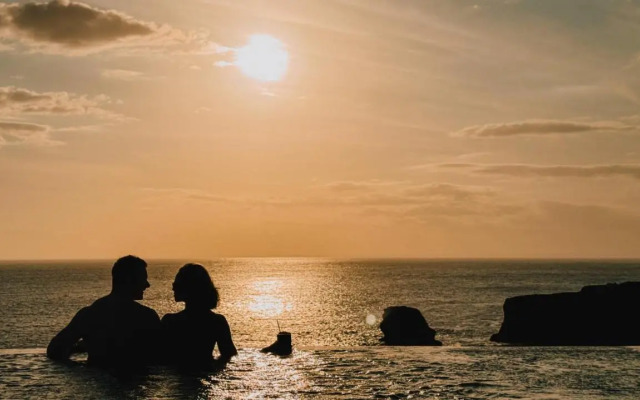 ARNA Suites and Ocean Lounge