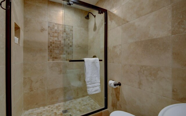 Spacious Condo - Walk to Shuttle