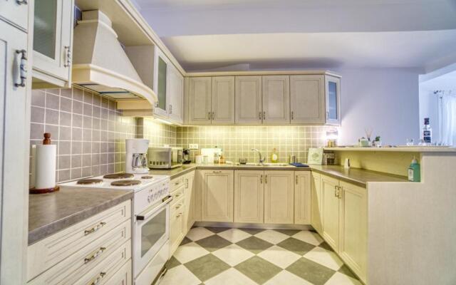 Stylish, Cozy 2-BDR Flat in Andros Town