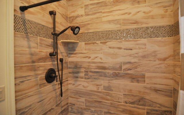 Lake's Edge Tuscan Lodge