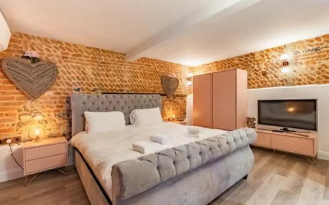 Host Stay Rogues Barn