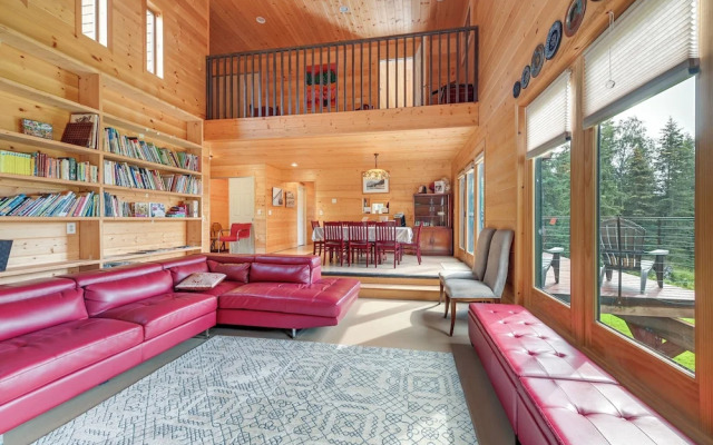 Spacious Soldotna Home w/ Mackey Lake Views!