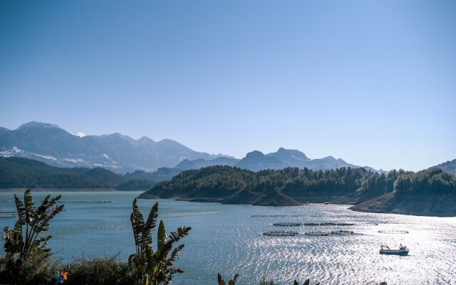 Dolphin Boutique Hotel & Restaurant