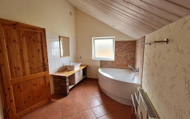 Eifelhof mit Obstbaumwiese