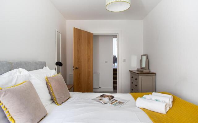 Modern Luxury Apartment, Sleeps 6, Best Location