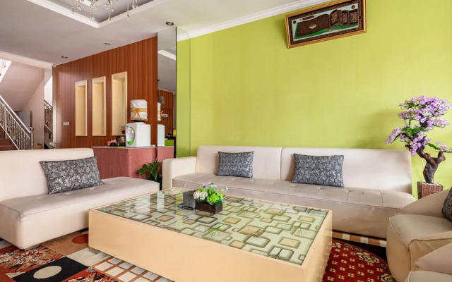 Hasanah Guesthouse by RedDoorz