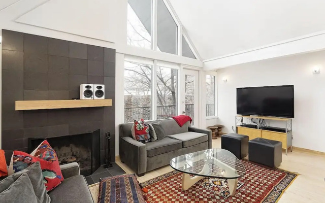Fifth Avenue Condominiums by Frias