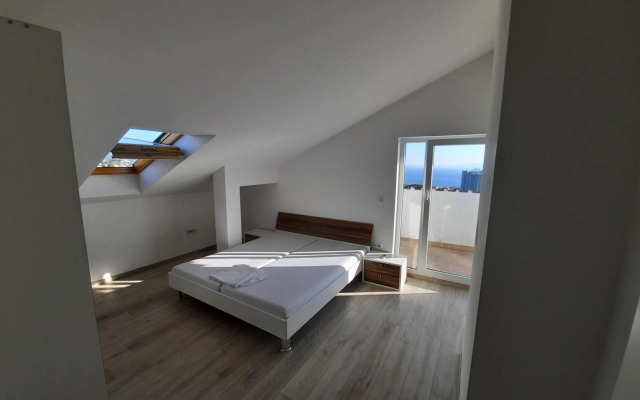 Sea view later apartment