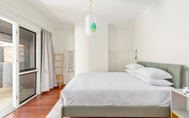 Stylish 2-bed Cottage in Trendy Erskineville – Guest Rooms – Sydney
